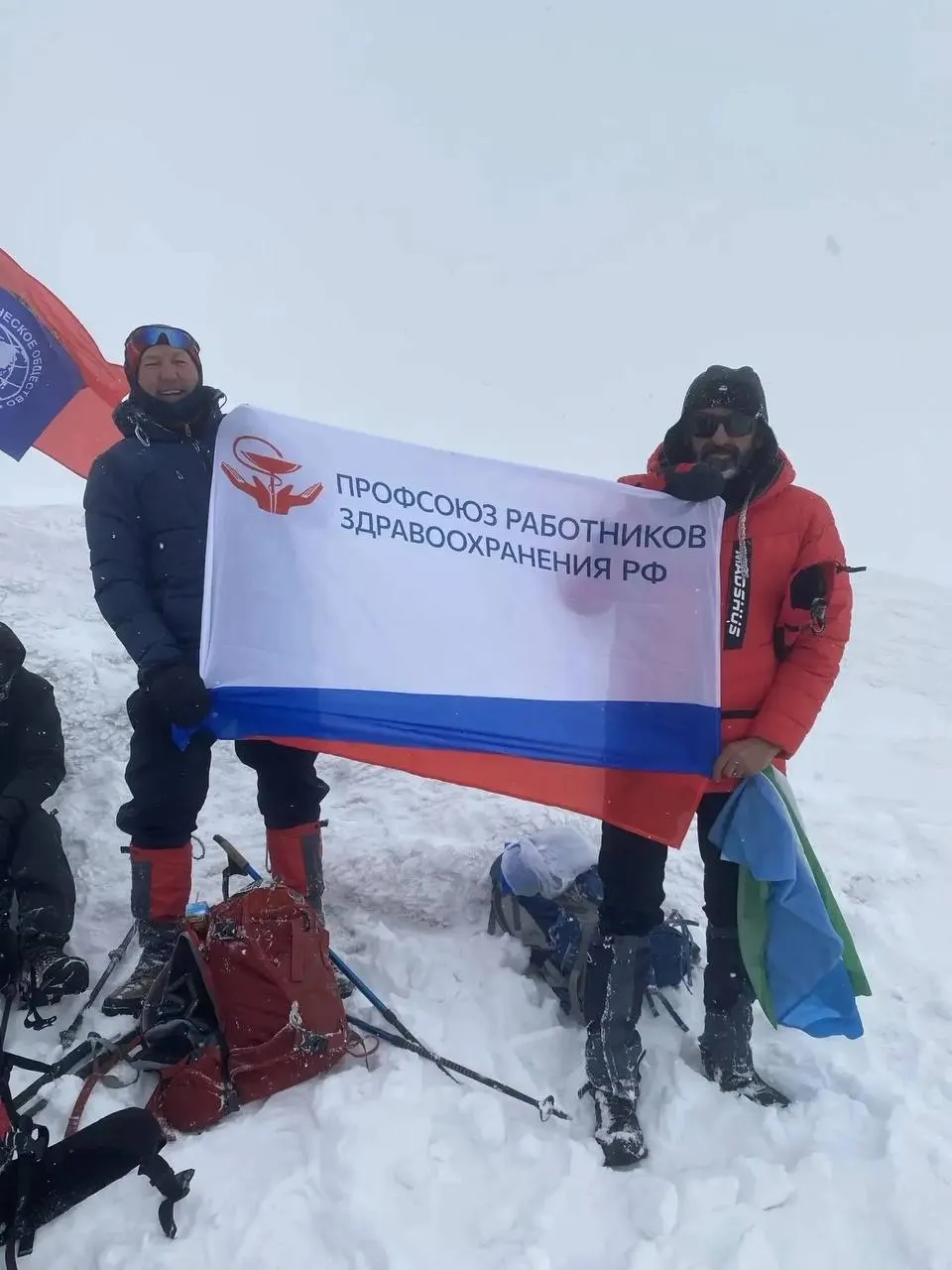 Опытный врач-акушер из Иглинской ЦРБ поднялся на 5160-метровую вершину вместе со своим сыном за три дня, посвятив восхождение новорожденному внуку.