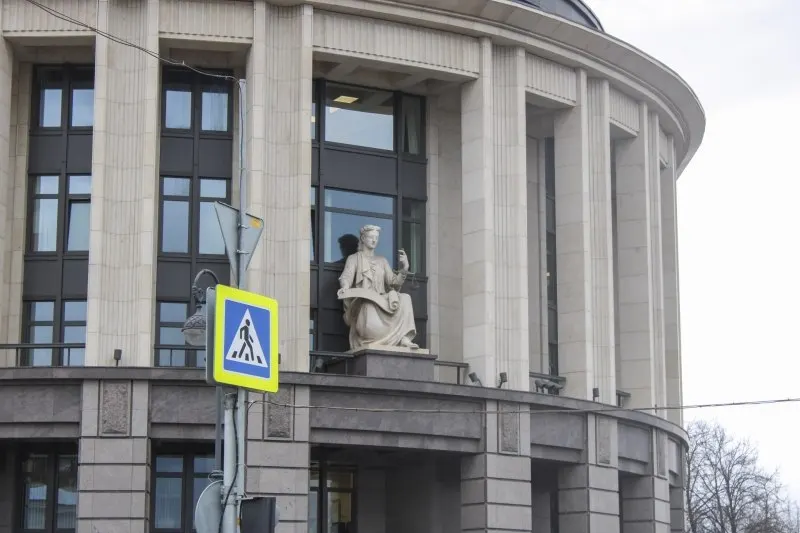 Суд постановил, что потерявший телефон мужчина не предпринял необходимых мер — не заблокировал номер и не уведомил банк, поэтому долг, оформленный мошенниками, не аннулируют.