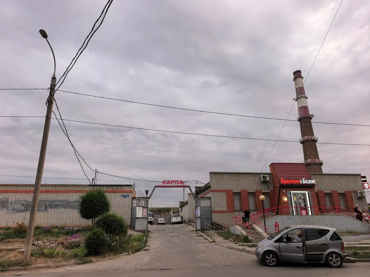 На КПП гаражного кооператива произошла серьёзная драка: один сторож погиб, другого госпитализировали; подозреваемый сдал себя полиции.