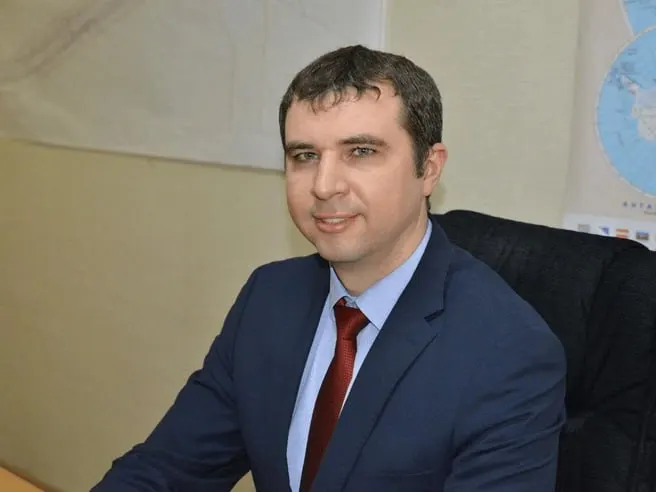 Прокуратура подала иск к бывшему руководителю департамента строительства после выявления завышения стоимости работ по ремонту дорог; суд обязал выплатить городу 45 млн рублей.