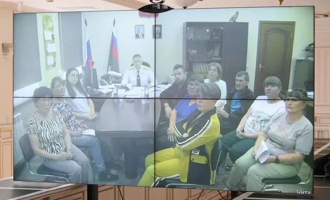 Глава СК провёл повторный онлайн-приём читинцев; жильцы жаловались на задержку расселения, один из домов почти 90 лет, другой — около 65.