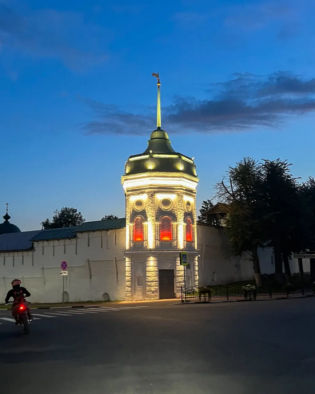 После установки фрагментарной цветной подсветки жители и специалисты разделились во мнениях: одни считают новшество эффектным, другие — полагают, что нарушается исторический облик памятника.