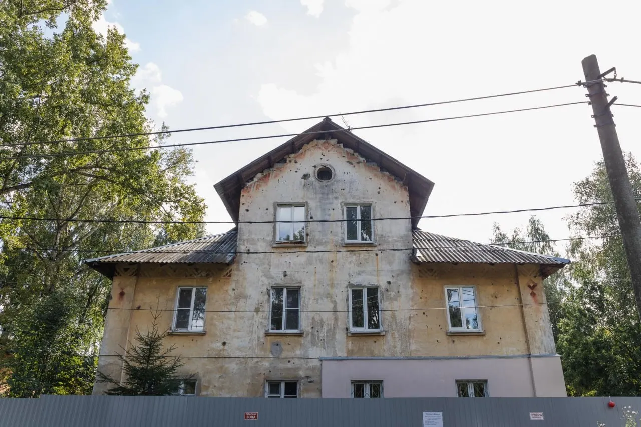 На участке на улице Афанасьева начался снос первого дома. Всего планируется снести 39 зданий и обеспечить новое жильё для жителей в рамках проекта расселения.