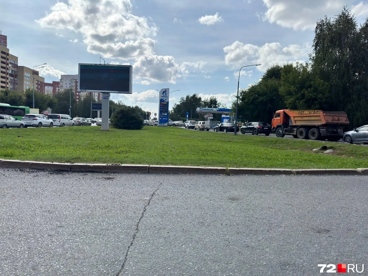 На одной из заправок города наблюдаются длинные очереди: водители выстроились в несколько линий у заправочных колонок. В двух очередях по около двадцати машин в каждой.