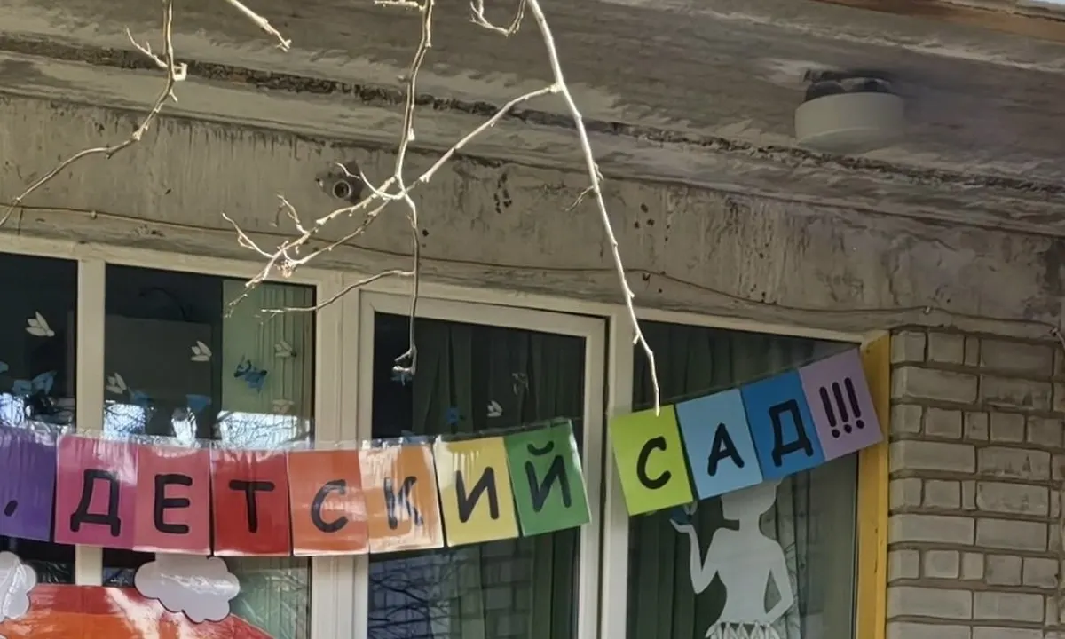Ремонт единственного в поселке детского сада вызывает проблемы семьям; власти обсуждают варианты решения.