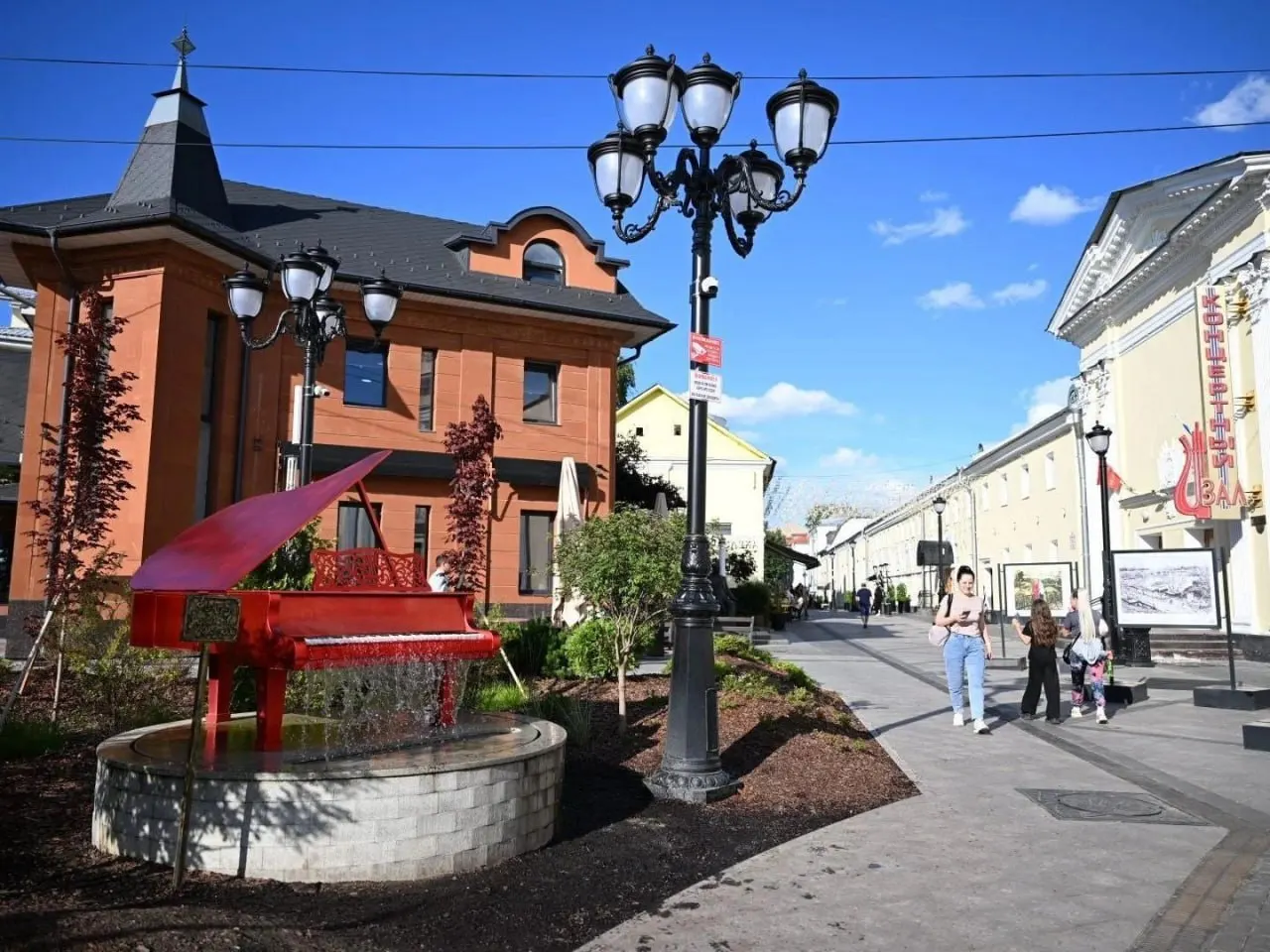 Продолжаются работы по благоустройству: в нескольких городах региона создаются пешеходные зоны, обновляются подземные коммуникации и освещение. Цель — современная, зеленая и уютная городская среда при сохранении исторического облика.