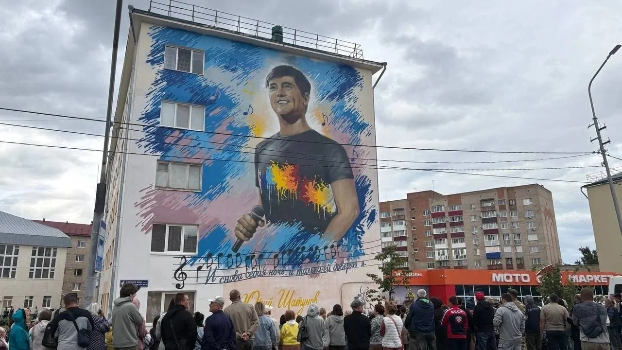 На доме №32 по улице Первомайской появился мурал с изображением Юрия Шатунова; открытие собрало множество горожан, рядом высажены белые розы. Певец родом из Кумертау, вырос в Оренбурге.