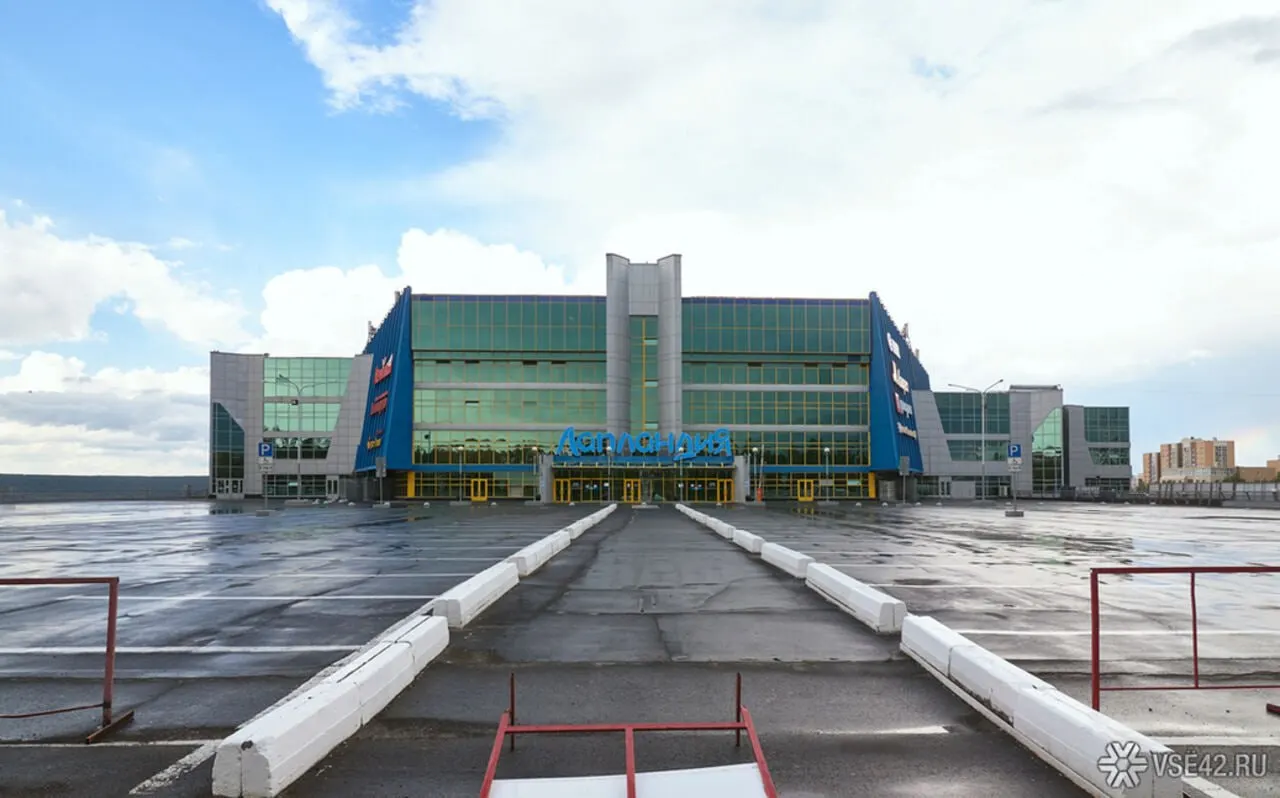 Крупный торговый центр в Кемерове переживает кризис: арендаторы уходят, здание требует ремонта, продажи идут тяжело.
