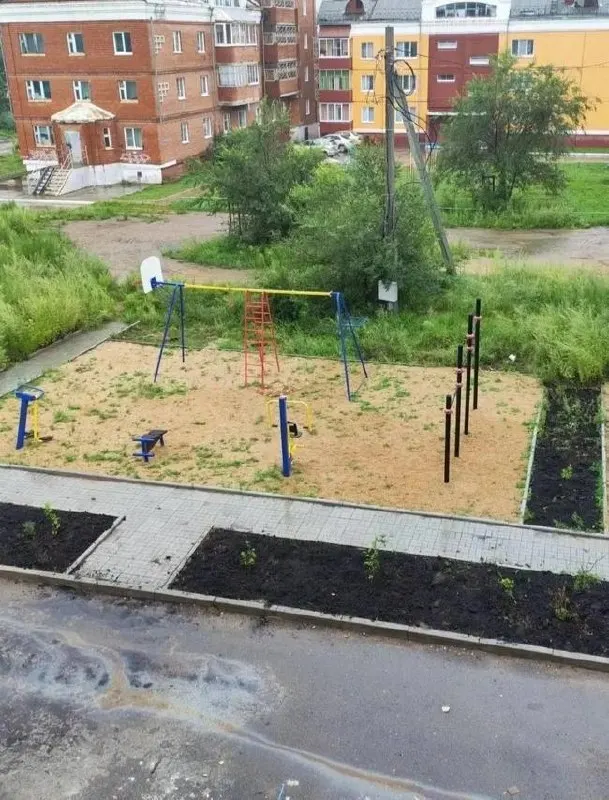 В Забайкальском крае строители подключили квартиры к коммуникациям и выполнили большую часть отделки; сдачу дома планируют осенью 2026 года.