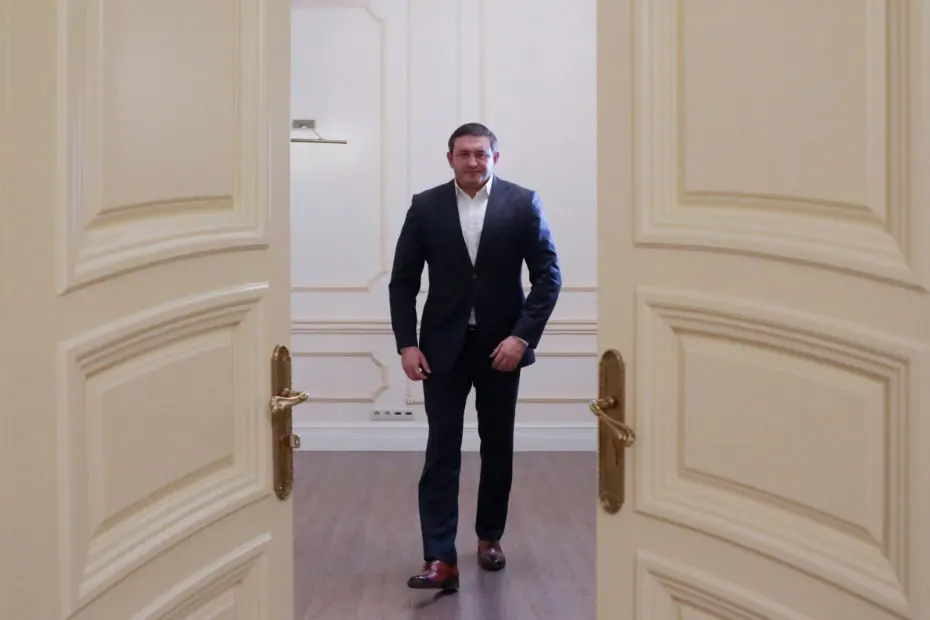 Активист потребовал расследование источников доходов телеведущего Владимира Познера и призвал к проверке со стороны правоохранительных органов.