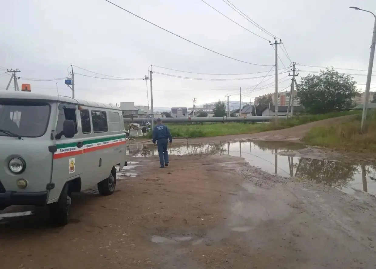 Жители Железнодорожного района сообщают о продолжительном подтоплении подпольев; чиновники объясняют ситуацию грунтовыми водами и отмечают, что откачка бессмысленна до снижения уровня.