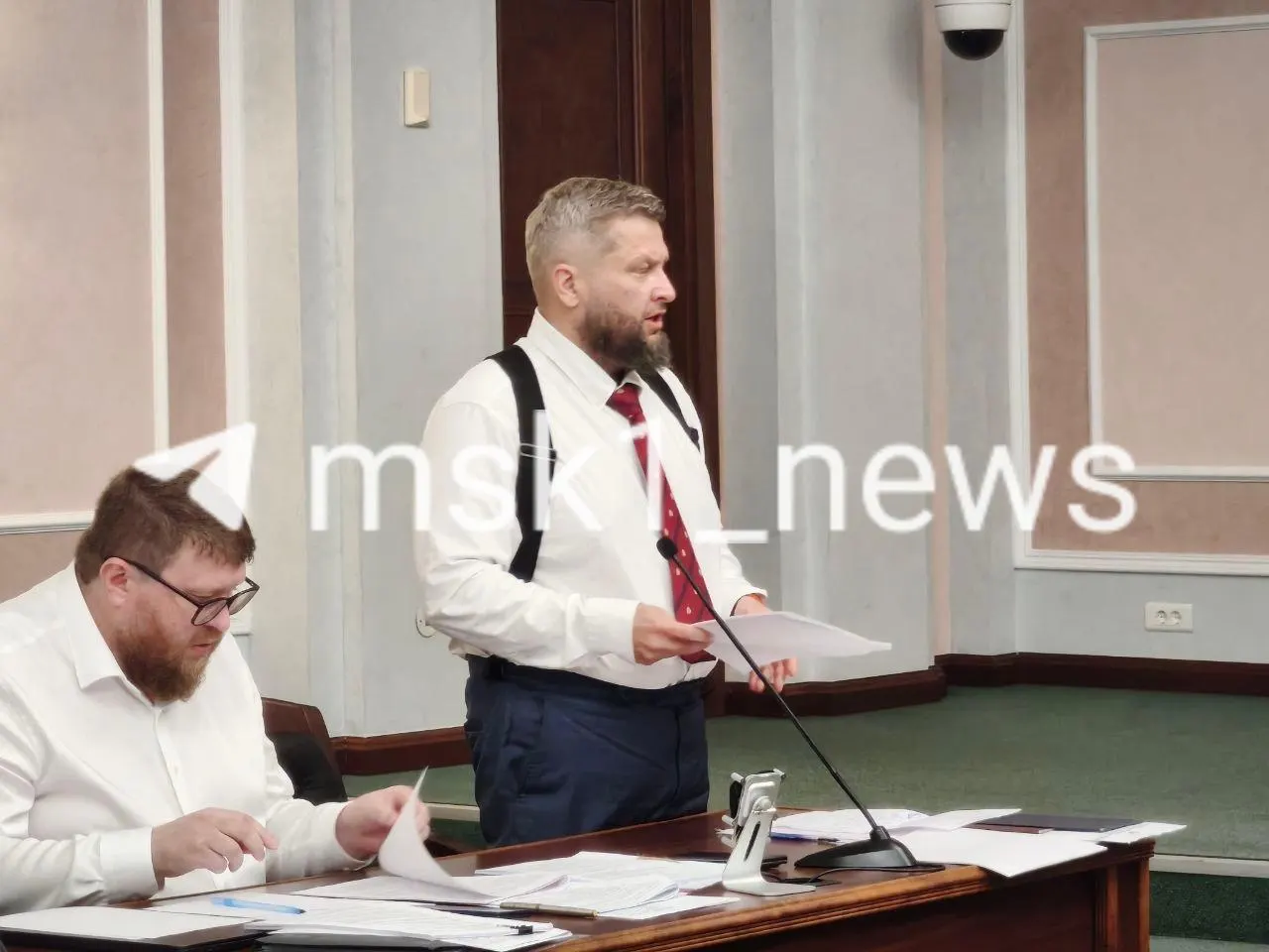 В материале рассматриваются заявления представителей партии и вопросы авторских прав, связанные с агитационными материалами и блокировкой сервисов.
