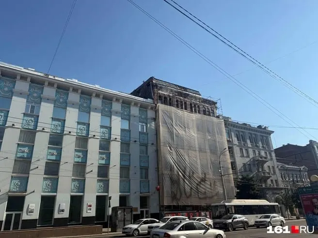 После пожара 2020 года старый дом на Большой Садовой, 94 признан аварийным; сейчас ведутся работы по укреплению конструкции, чтобы предотвратить разрушение.
