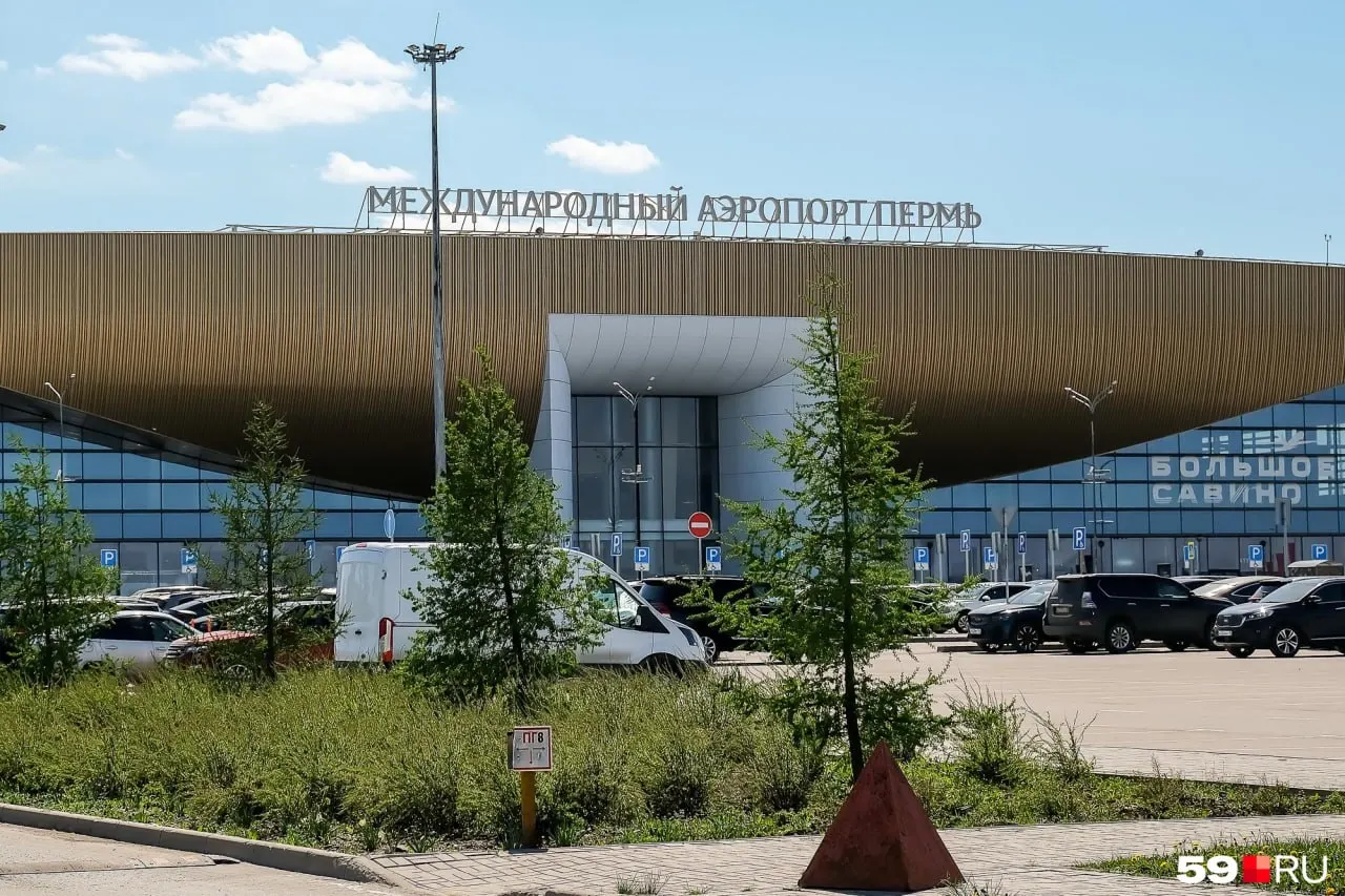 На привокзальной площади аэропорта запустят эвакуатор для удаления нарушителей парковки, включая места для инвалидов.