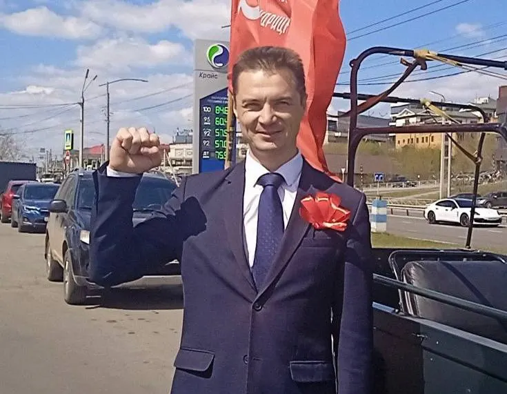 Депутат Иркутской области от КПРФ обвиняется в мошенничестве, утверждает о фальсификации материалов и покидает регион ради участия в конфликте. Дело связано с возмещением расходов на авиаперелёты, решения судов и давление на партию перед выборами.