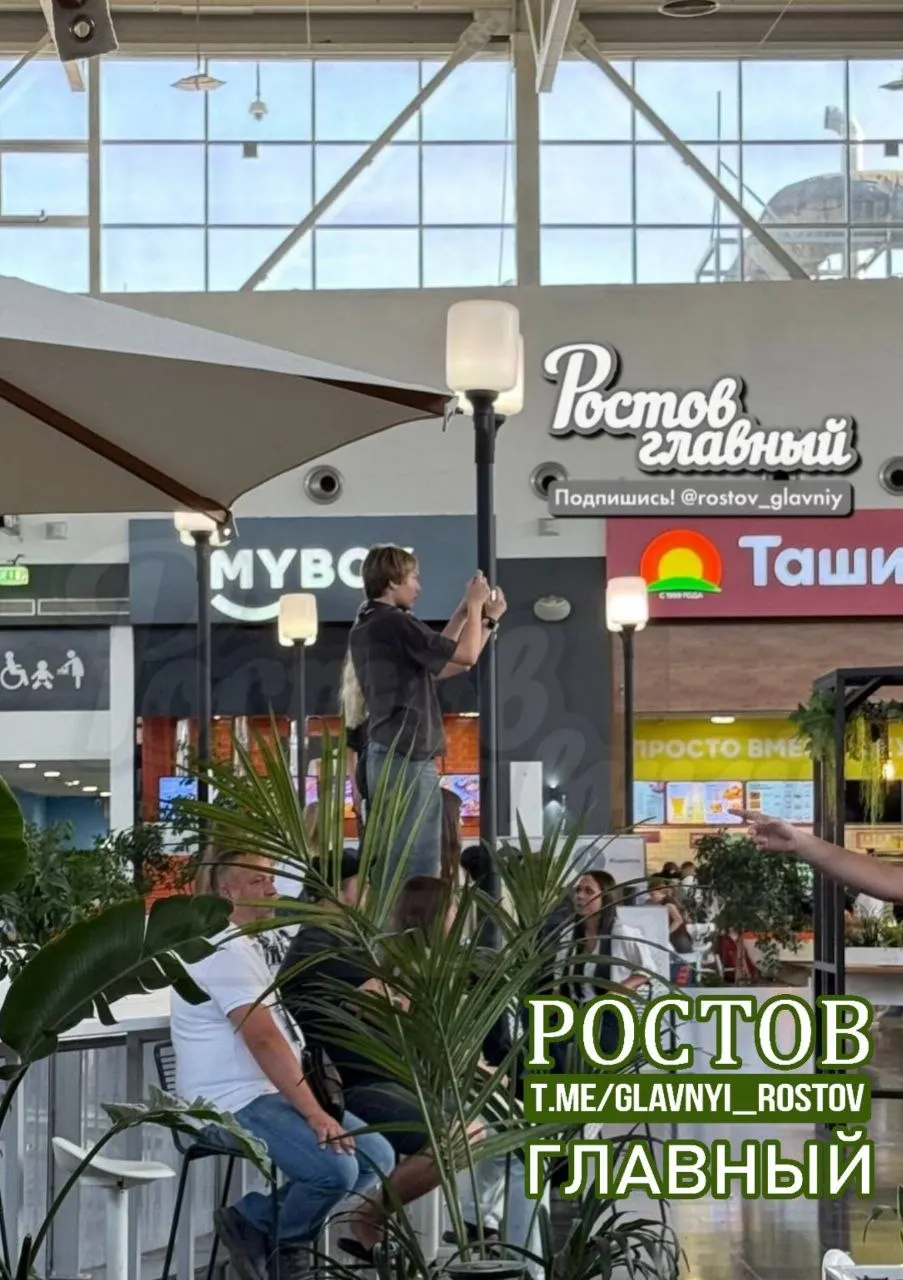 После выступления молодых блогеров в торговом центре Ростова остался мусор и беспорядок; подробности — ниже.