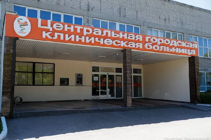 Жители Калининградской области жалуются на длинные очереди к узким специалистам; одна пациентка рассказала о записи на 3479‑й в очереди, другая — о приёме через полтора года.