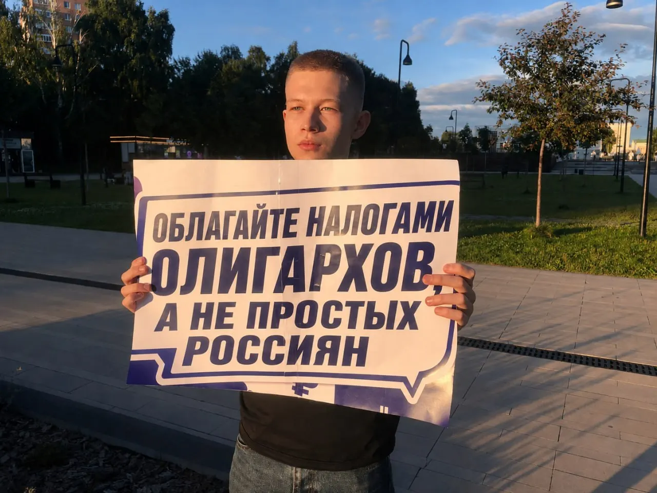 Активист вышел на площадь с требованием увеличить налоги на роскошь; акция поддержана прохожими, кампании проходят в десяти регионах страны.