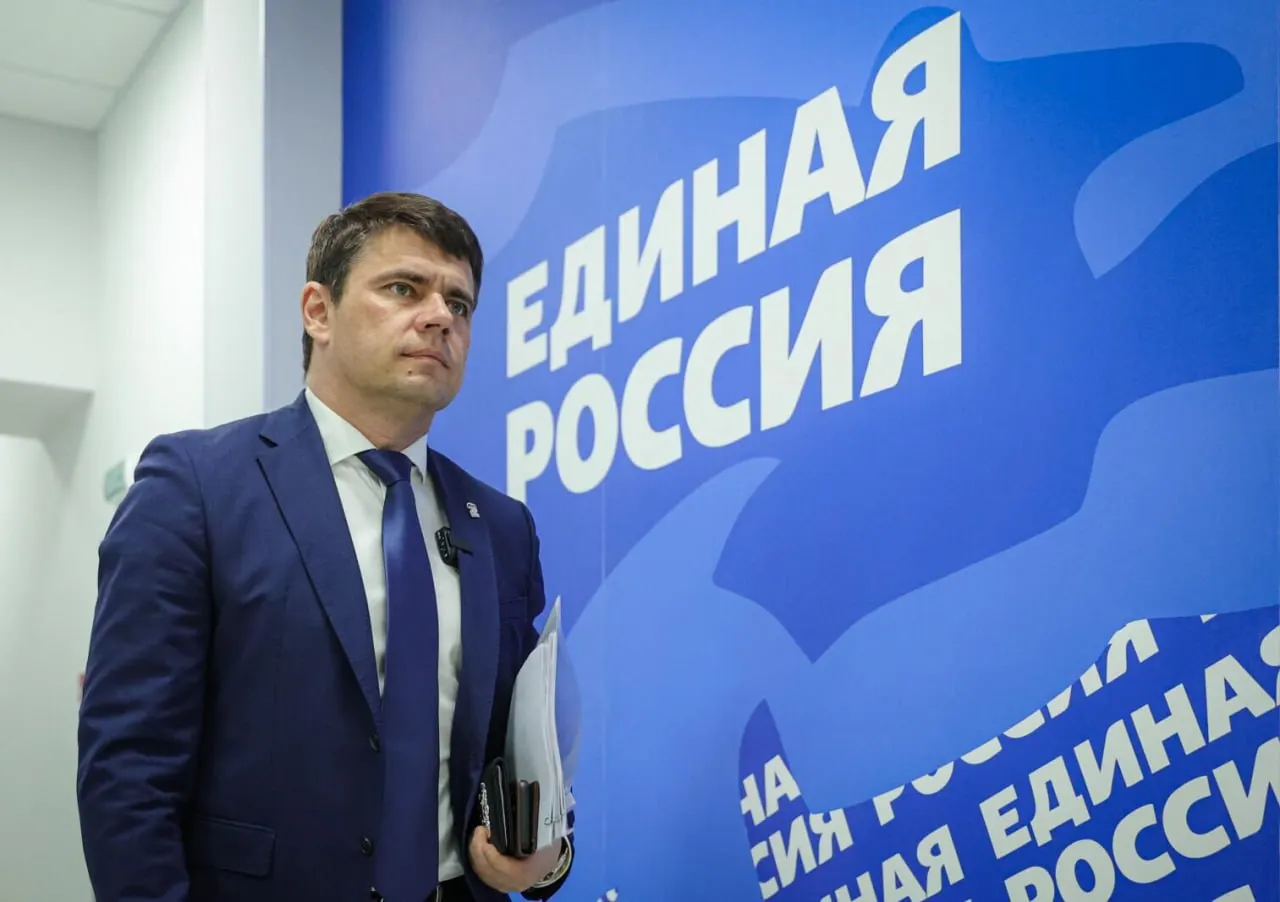 Депутат Госдумы заявил, что онлайн‑платформа распространяет недостоверные сведения и не соблюдает требования закона, за что применяются штрафы; сервис столкнулся с масштабными сбоями, проблемы доступа отмечаются в ряде городов страны.