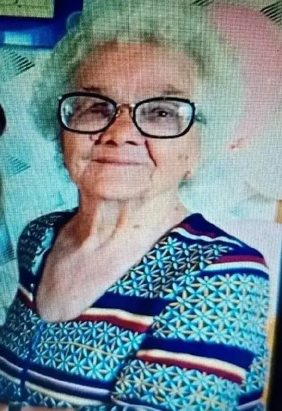 88-летняя пенсионерка исчезла в Чите; ей нужна медицинская помощь. Приметы: рост 145–150 см, седые волосы, карие глаза. Особые приметы: шрам на правом плече, розовая трость, очки и отсутствие зубов. Одета черно-желтая куртка, синее и белое платье, коричневые балетки. Сообщать информацию можно по указанным телефонам.