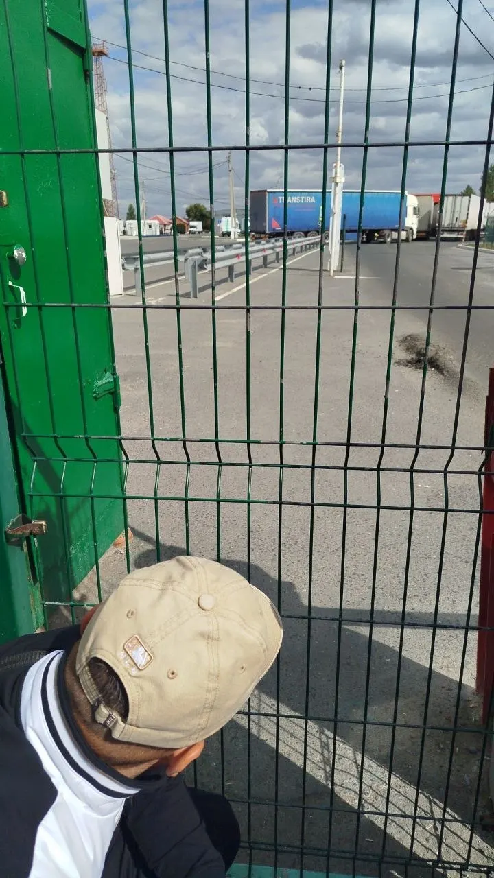 На погранпереходах между Казахстаном и Оренбургской областью возникли крупные очереди и задержки при въезде.