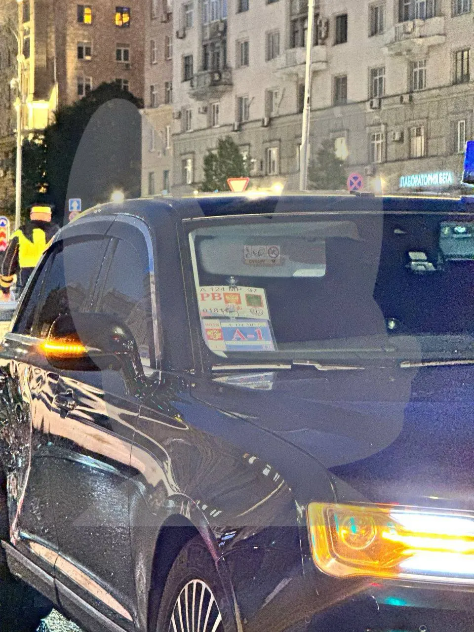 Дорожно-транспортное происшествие в центре Москвы затронуло мотоцикл и служебный автомобиль со включёнными маячками; пострадавших нет, движение частично ограничено.