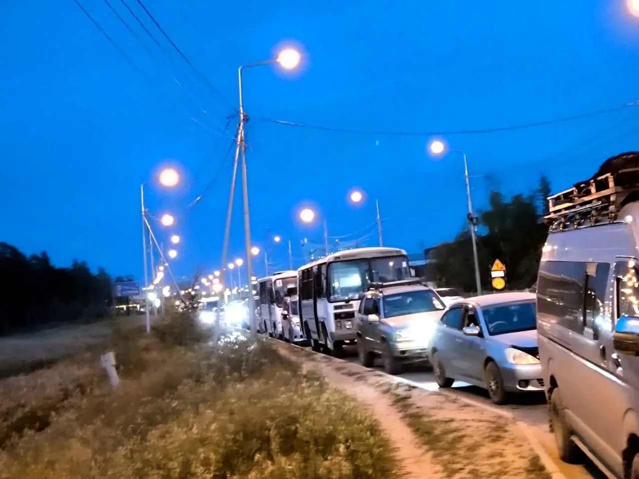 В Тамбовской области и Якутии сохраняются перебои с топливом: очереди на АЗС достигают нескольких часов, власти объясняют проблемы ремонтом и повышенным спросом.