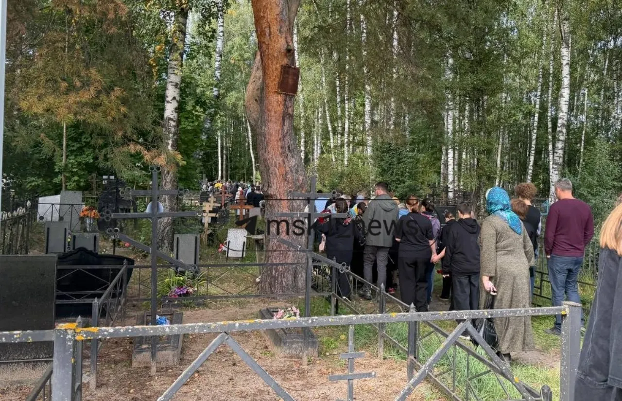 На похоронах присутствовали сотни людей, близкие требуют сурового наказания для виновных.