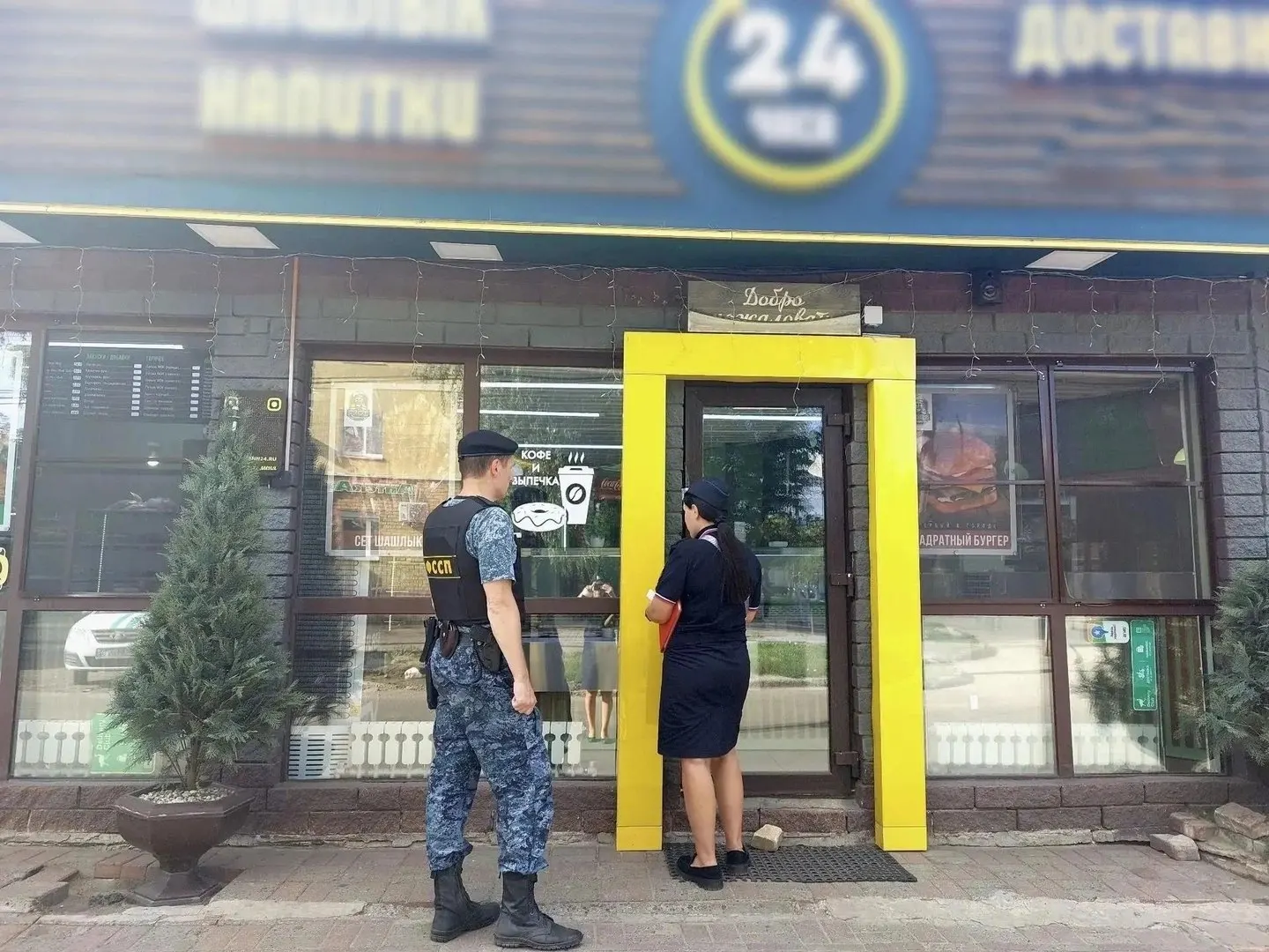 Судебные приставы опечатали кафе и отключили электроснабжение после выявления нарушений миграционных требований при найме иностранцев; владелицу кафе привлекли к ответственности.