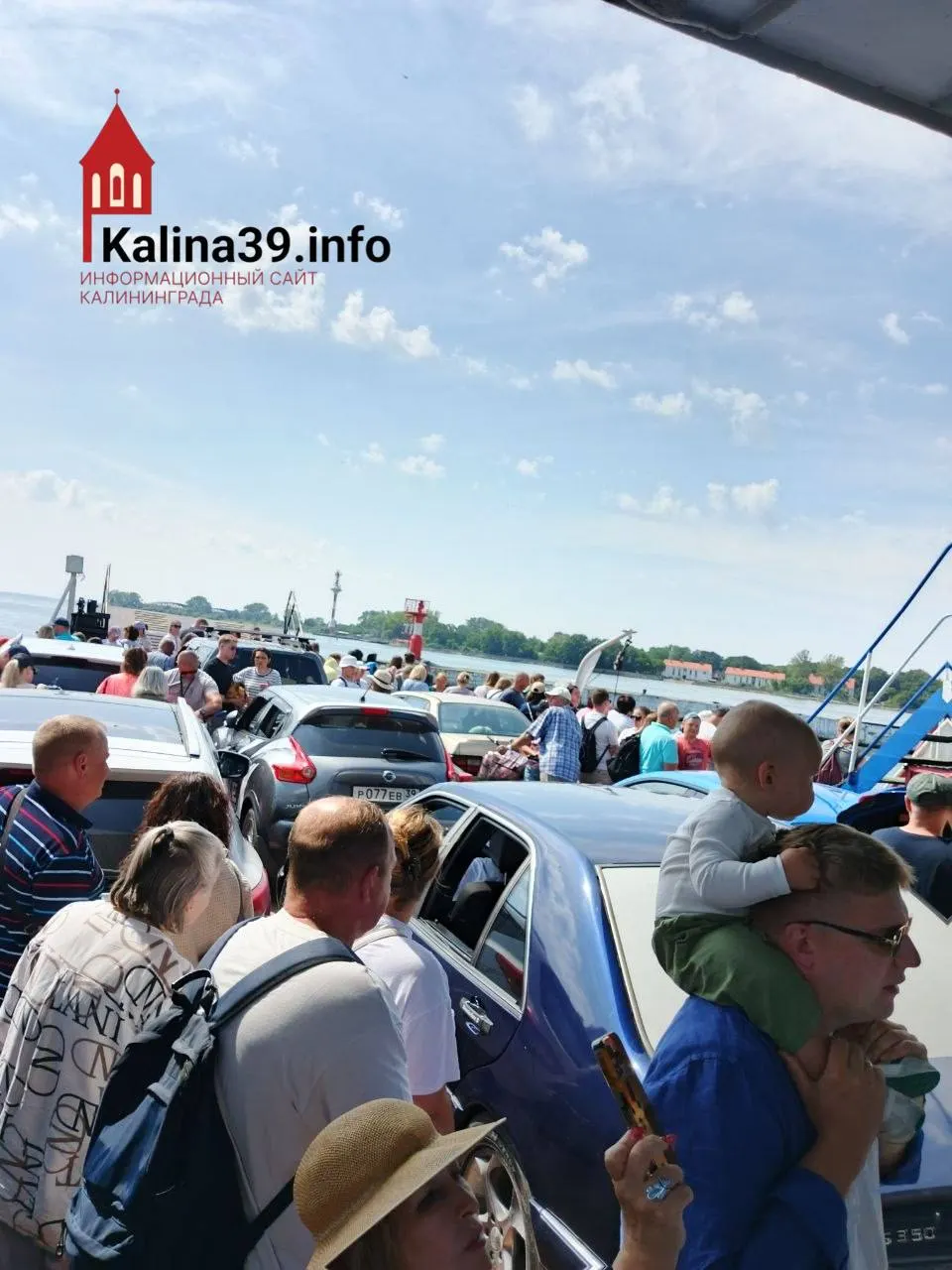 После запрета на движение частных катеров переправа стала перегруженной: очереди в кассу и переполненный паром; местные жители требуют вернуть сообщение катерного сообщения.