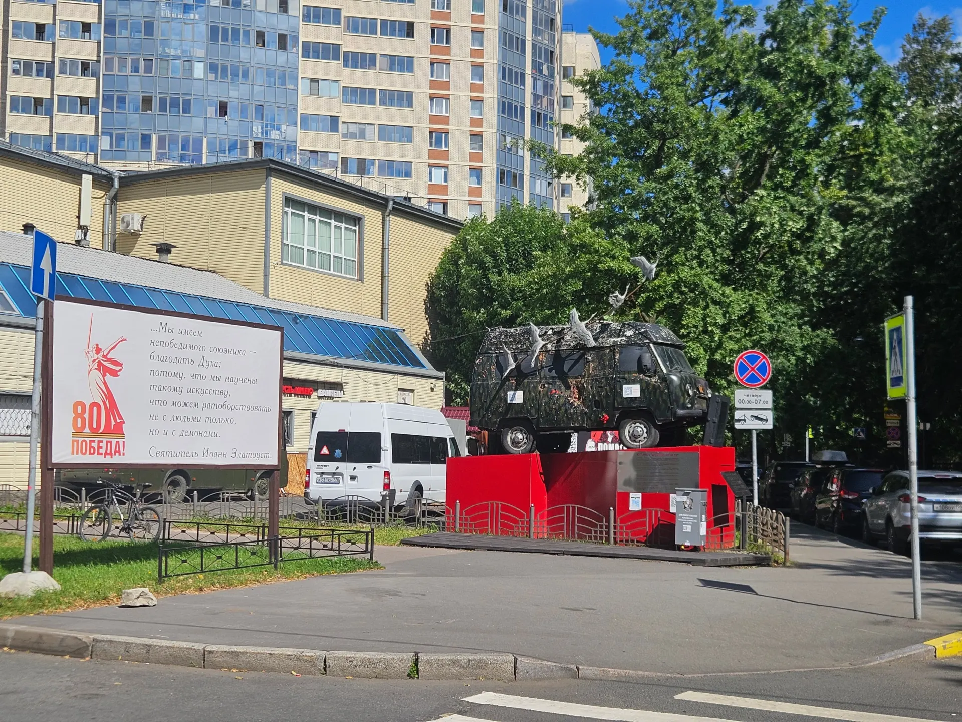 У метро Лесная пропали скульптура штурмовика и стенды с портретами погибших; ситуация поднимает вопросы памяти и патриотических проектов в городе.