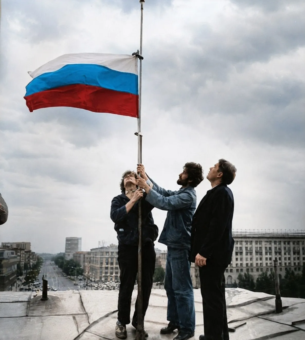 После провала путча жители Челябинска сшили собственный триколор и подняли его над областной администрацией.
