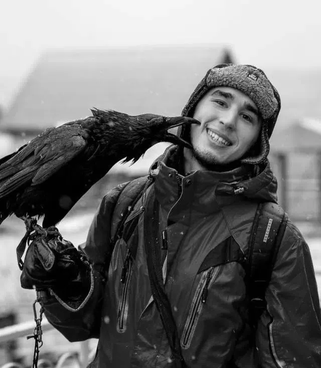 29-летний блогер скончался 19 августа. Похороны прошли в городе Лысьва, Пермский край. Семья пока не решила судьбу ворона Гоши.