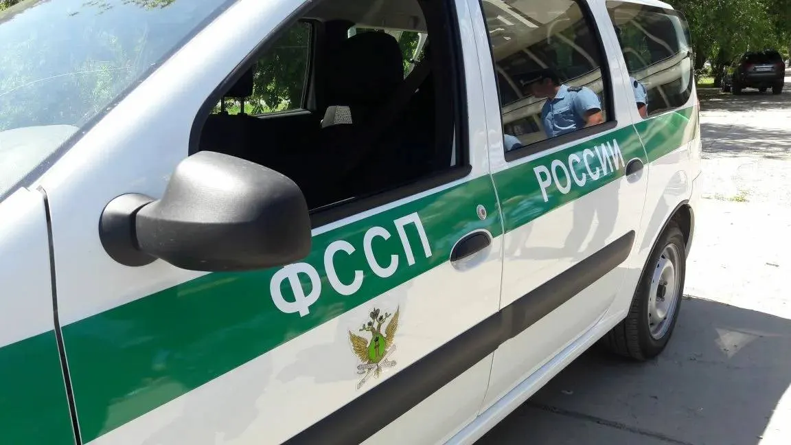 Судебный пристав оказал помощь пенсионеру, пострадавшему от жары, и вызвал скорую.