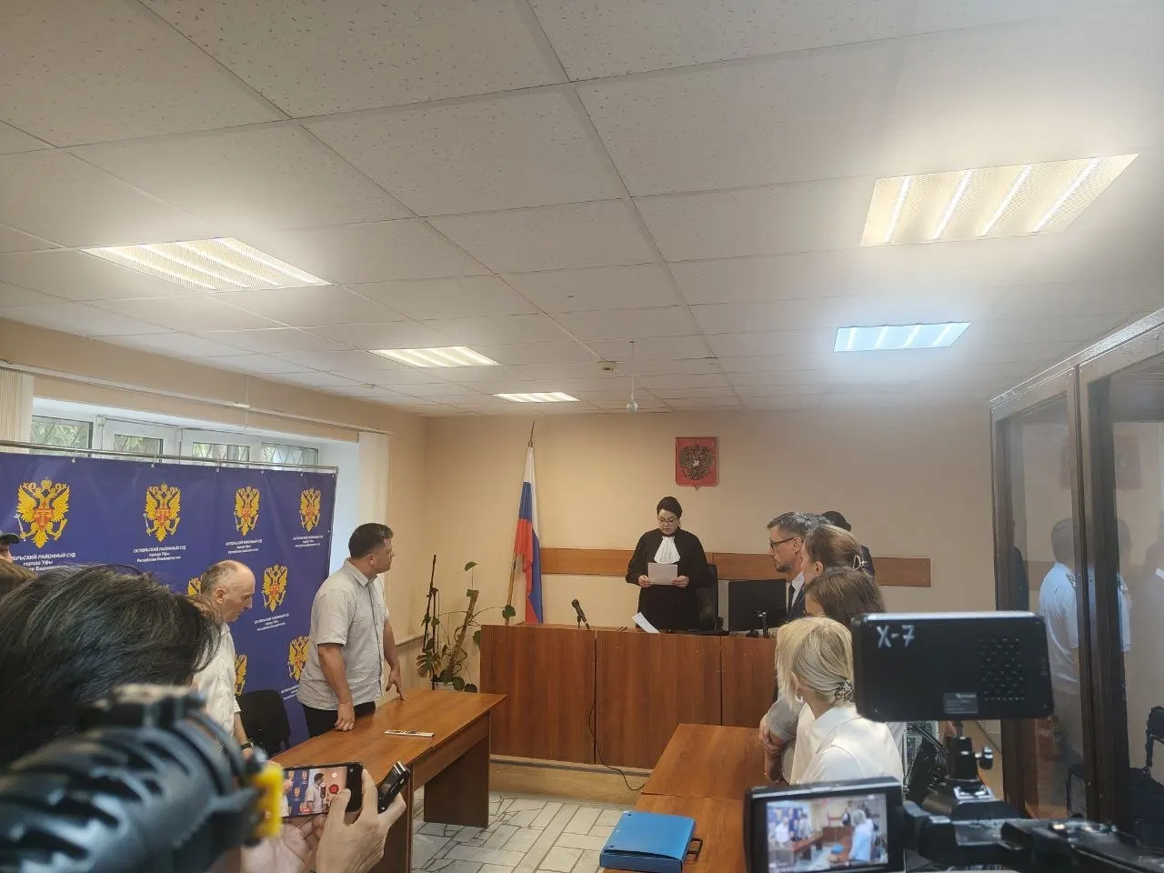 Иск о досрочном расторжении контракта бывшего руководителя столицы Башкортостана рассматривается в Верховном суде Республики Башкортостан; обсуждаются ходатайства об отводе суда и конфликт интересов между Горсоветом и судебной властью.