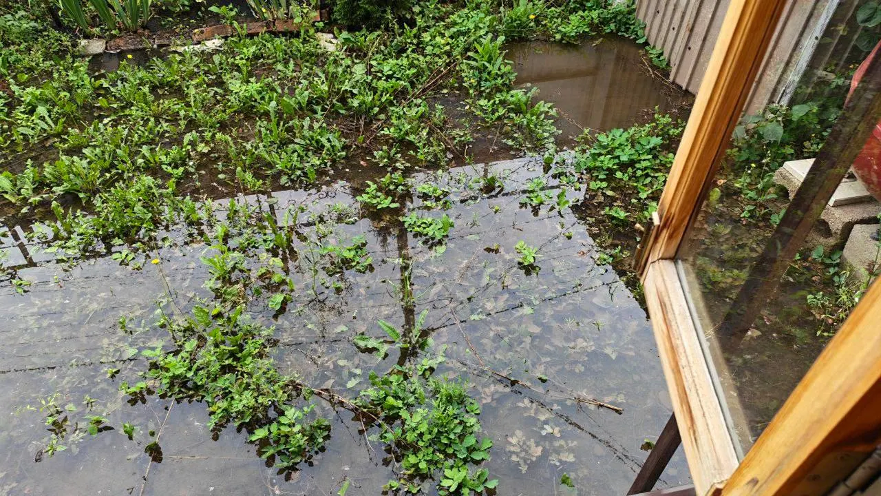 Прорыв водоснабжения вызывает подтопление дворов и угрозу обрушения опоры ЛЭП; жители пытаются откачать воду, пока работы коммунальных служб идут с задержками.