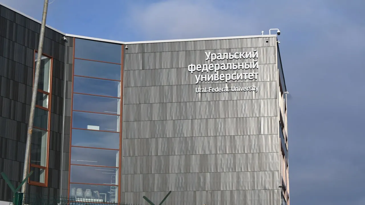 Студент УрФУ не смог попасть в общежитие после возвращения в Екатеринбург: охрана заблокировала пропуск, а ситуация, по словам правозащитников, связана с планами освободить места ради Всемирного фестиваля молодежи, который пройдет с 11 по 17 сентября.