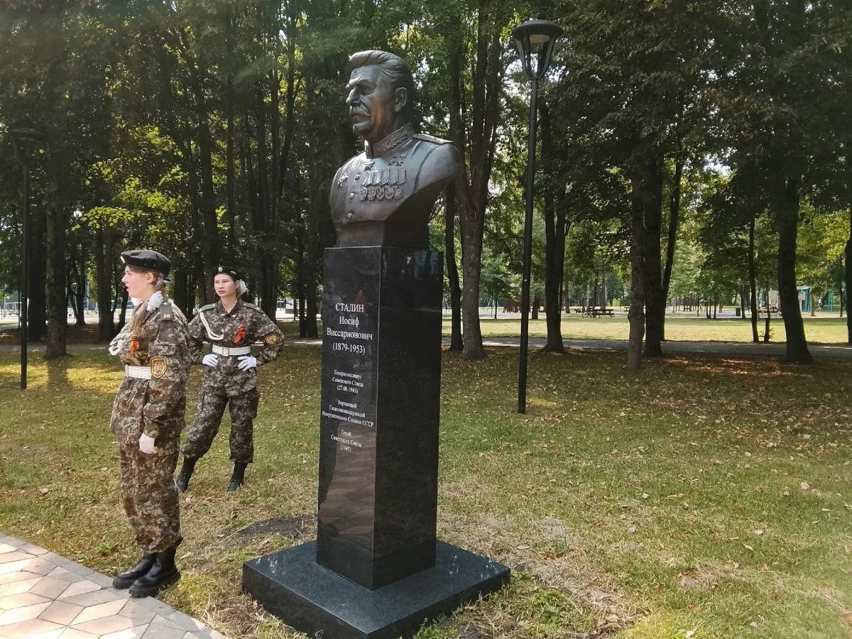 Открытие памятника Сталину в Орле во время рабочего визита партийного лидера и контекст вокруг события.