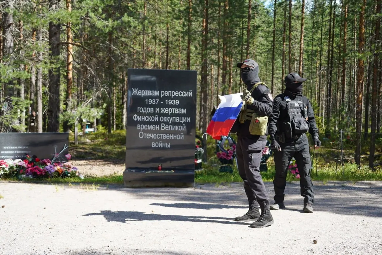 На урочище Сандармох прошла ежегодная памятная церемония; присутствовали ультраправые; памятник репрессированным евреям был повален и затем возвращён на место.