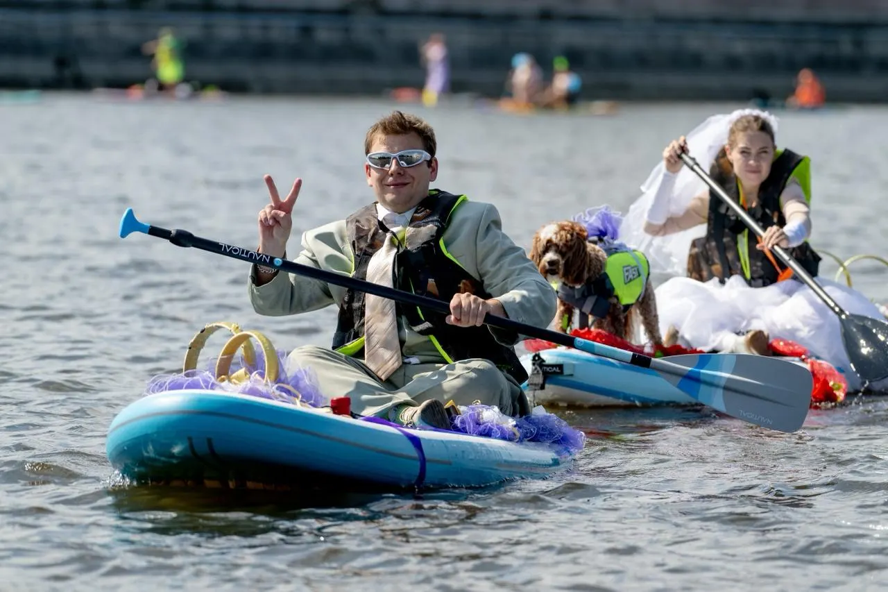 На набережной Челябинска прошёл первый SUP FEST: участники в ярких костюмах плавали на досках, превращая город в водный карнавал.
