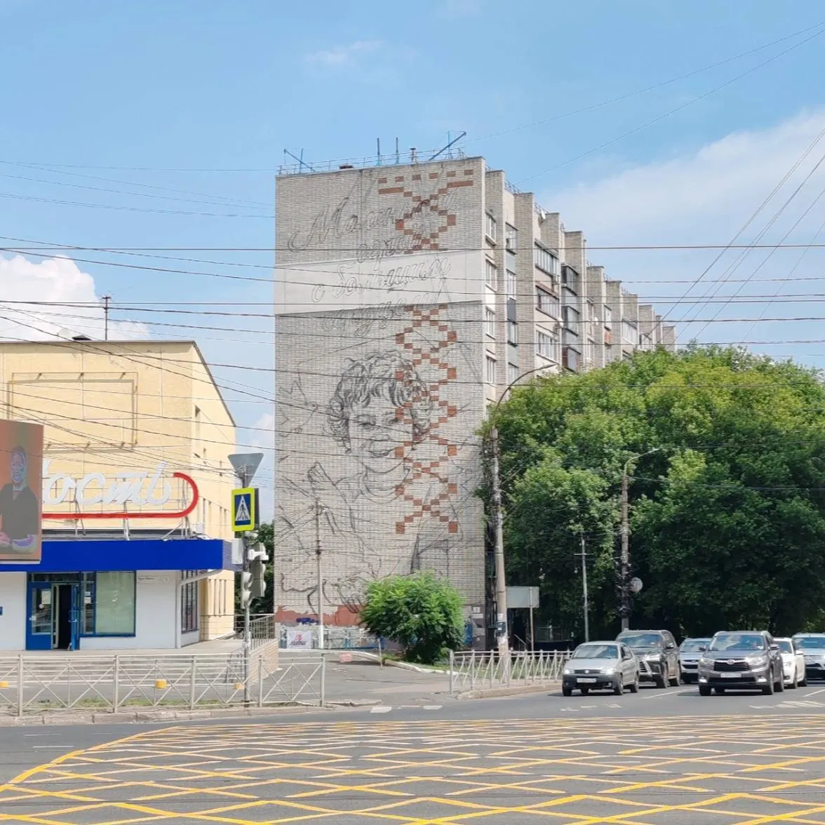Работы над памятной картиной вызвали резонанс среди жильцов: часть выступила против проекта, однако работы продолжаются.