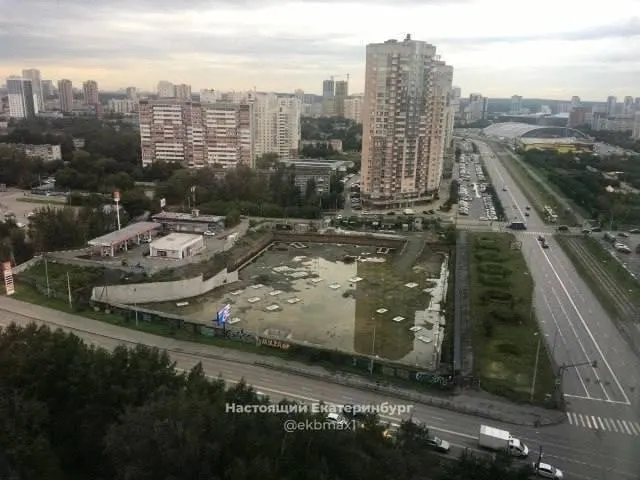 Строительство подземно-надземного паркинга на перекрёстке 8 Марта и Юлиуса Фучика остановлено; участок превратился в болото, жильцы требуют разъяснений.