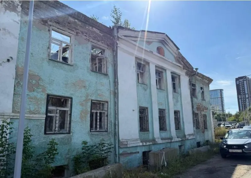 Дело о памятнике истории дошло до суда: община настаивает на сохранении здания, застройщик — на его сносе в рамках проекта.
