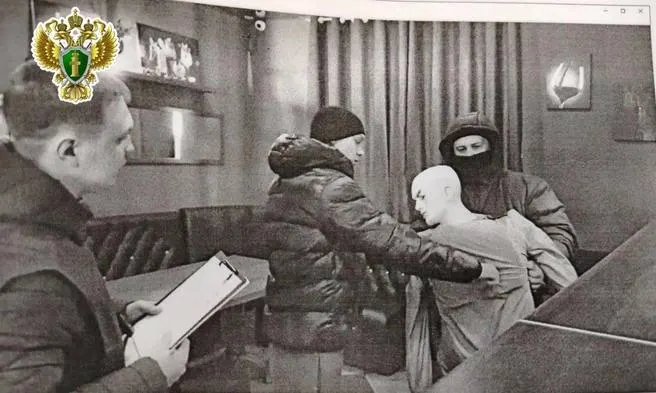 После драки в ресторане мужчина скончался; обвиняемый признал вину, ему грозит до 15 лет.