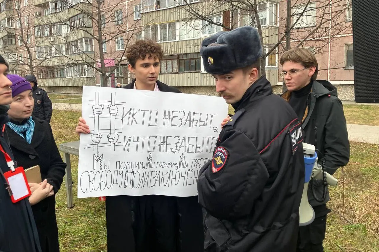 22-летний юрист поддержал фермеров, чьи коровы погибли после действий властей, принял участие в протестах и подал коллективный иск. Сейчас он судится с Минюстом и сталкивается с запугиваниями со стороны военкомата.