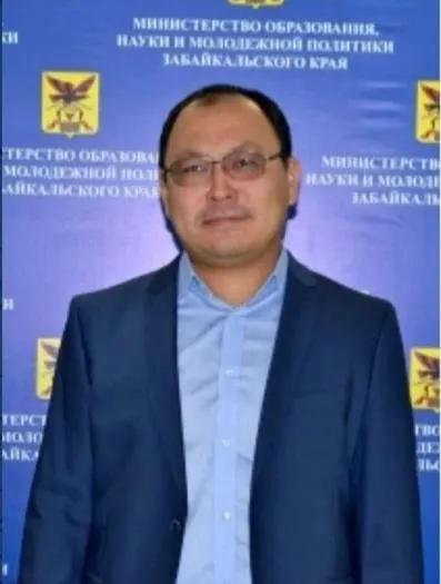 Бывшему замминистру образования Забайкальского края Бато Лхасаранову инкриминируют халатность в документах по концессиям на строительство школ; ранее суд освободил его от наказания из-за срока давности.
