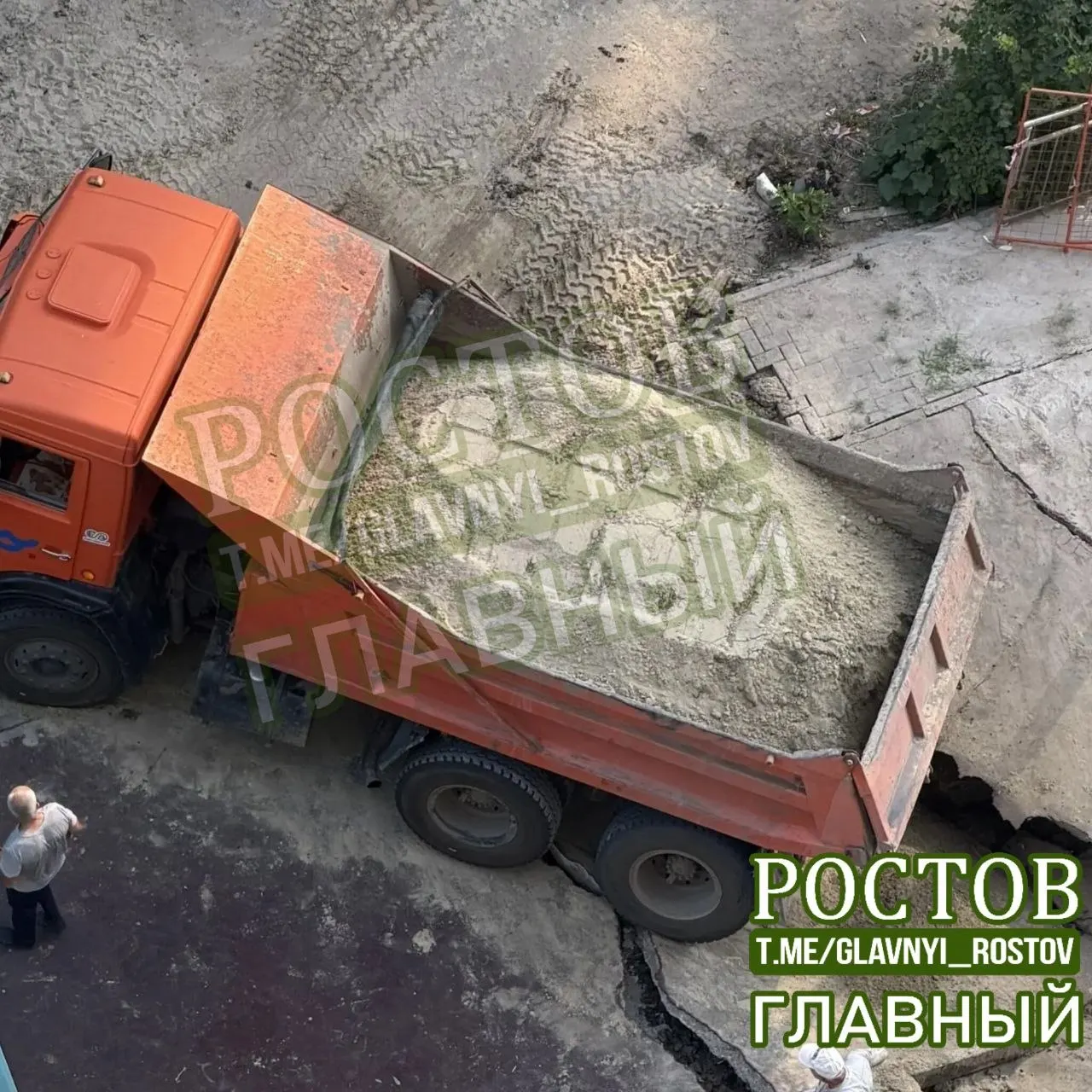 Повторяющиеся порывы холодной воды во дворе одного района держат жильцов без воды на длительные периоды и сопровождаются ремонтами.