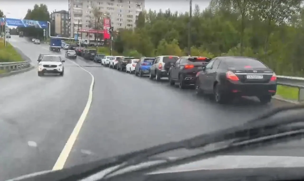 Жители Новодвинска выстроились в длинную очередь за бензином. На одной заправке остаются все виды топлива, тогда как поблизости на соседней — только АИ-92 и ДТ.