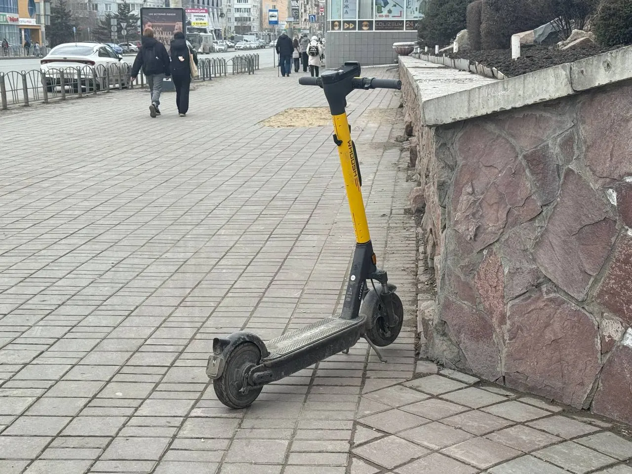 Возможный запрет касается парковки арендованных электросамокатов в центральной части города и на гостевых маршрутах, что может повлиять на привычки горожан и гостей.