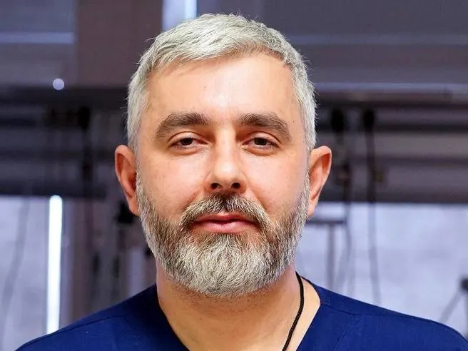 В больнице задержали временно исполняющего главврача по подозрению в взятке размером 300 тысяч рублей; следствие продолжает расследование.